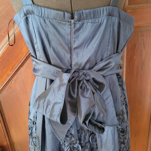 Elegant R&M Richards Blue Sleeveless Cocktail Dress With Floral Appliqué & Bow B - Picture 2 of 8